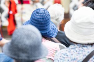 セミナーに集まる高齢者